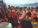Menhub Bersama Keluarga Korban KM. Sinar Bangun Tabur Bunga di Lokasi Tenggelamnya Kapal
