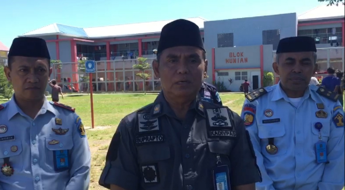 Foto : Kadiv pas Sulsel, Suprapto( tengah) didampingi oleh Kepala Rutan Kelas II B jeneppnto, Hendrik