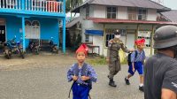 Salut! Satpol PP Morowali Utara Bantu Anak Sekolah Menyeberang Jalan
