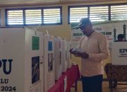 Wabup Djira Nyoblos di TPS 014 Kelurahan Bahontula