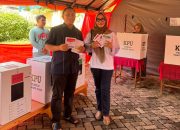 IBAS dan Istri Nyoblos di TPS 14 Desa Puncak Indah