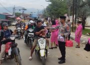 Indahnya Berbagi di Bulan Ramadhan, Polsek Petasia Bagi-bagi Takjil ke Pengendara
