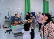 RSUD Kolonodale Bagi-bagi Takjil ke Keluarga Pasien