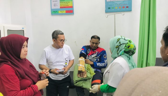 Paris Yasir Evakuasi Korban Kecelakaan Ke Puskesmas