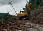 Diterjang Longsor, Jalan ke Desa Bimor Jaya Terputus