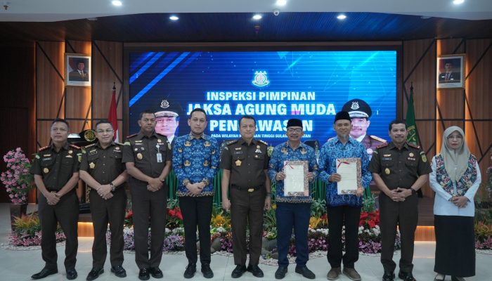 Jamwas Kejagung Serahkan Sertipikat Tanah Wakaf Masjid kepada Kemenag Pangkep di Kejati Sulsel