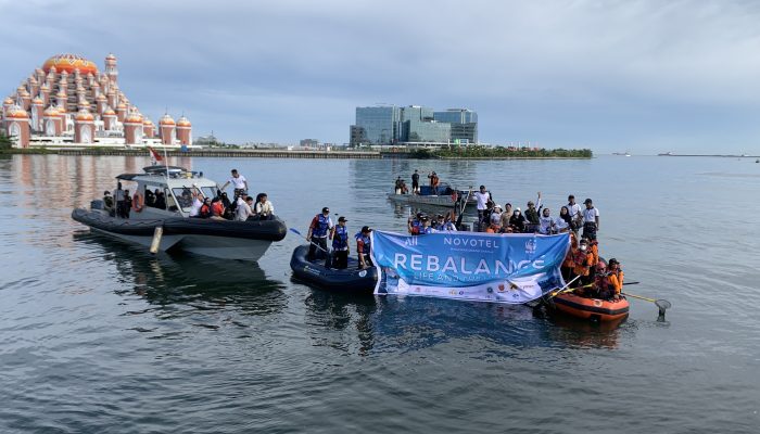 Bersih-Bersih Pantai Losari Novotel Grand Shayla Ajak Warga Makassar Jaga Lingkungan dan Laut