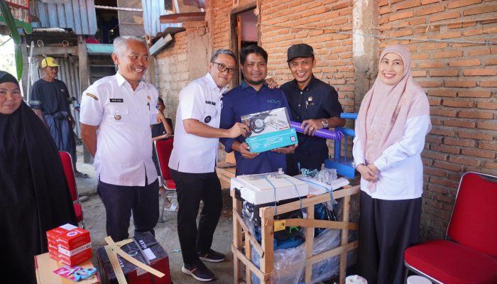 Bupati Jeneponto serahkan bantuan peralatan produktif bagi pelaku UKM melalui Dinas Koperasi dan UKM