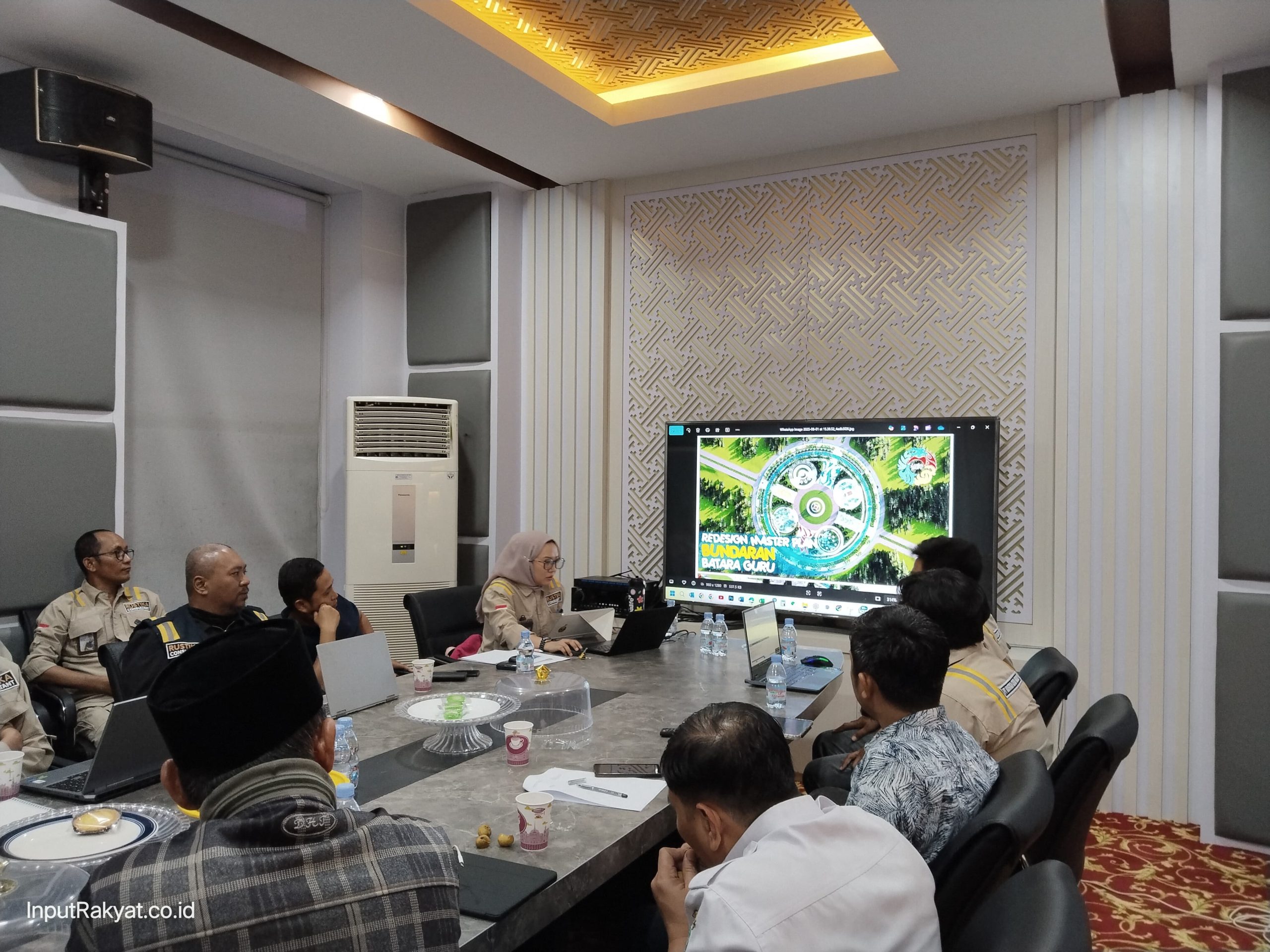 Malam-malam, Bupati Lutim rapat progres desain bundaran BBG.