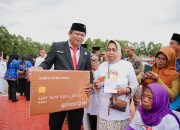 Ketua DPRD Ober Datte Serahkan Secara Simbolis ke Perwakilan Penerima Kartu Lutim Lansia, Program Unggulan Ibas-Puspa