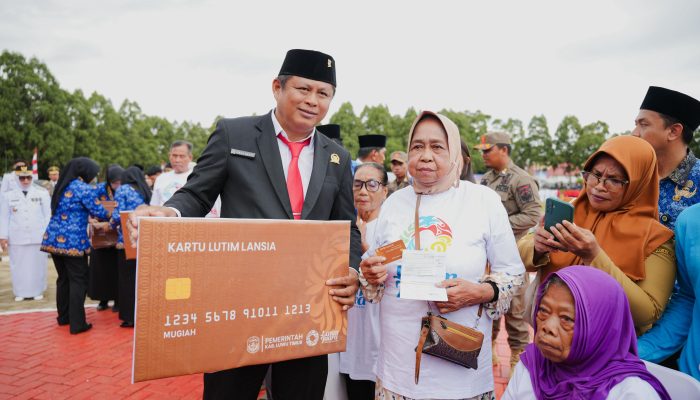 Ketua DPRD Ober Datte Serahkan Secara Simbolis ke Perwakilan Penerima Kartu Lutim Lansia, Program Unggulan Ibas-Puspa