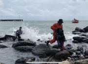 Kepala BPBD Pantau Pencarian Bocah Terseret Ombak Di Barombong