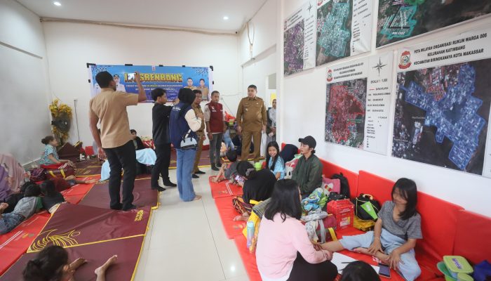 Wali Kota Makassar Cek Langsung Pengungsi Banjir