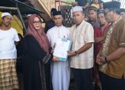 Wabup Lutim Serahkan Akta Kematian Almarhum H. Janong Bin Badang di Rumah Duka