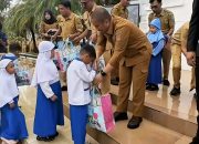 Langkah Nyata Usai Lebaran, Bupati Lutim “Tancap Gas”: Salurkan Seragam Gratis ke Ribuan Siswa