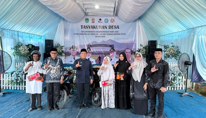 Hadiri HUT ke-14 Desa Wonorejo Timur, Bupati Irwan Serahkan Motor Dinas kepada Petugas Keagamaan