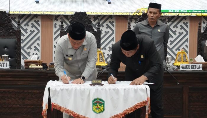 Bupati Luwu Timur Serahkan Ranperda APBD 2025, Tiga Ranperda Strategis Disetujui