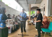 Mantan Camat Towuti Sainal Tutup Usia, Sekda Lutim Serahkan Akta Kematian kepada Keluarga