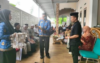 Mantan Camat Towuti Sainal Tutup Usia, Sekda Lutim Serahkan Akta Kematian kepada Keluarga