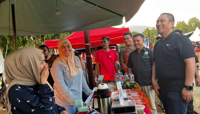 “Laku Ji?” Bupati Irwan Sapa Pedagang UMKM, Jawaban Penjual Bikin Tersenyum
