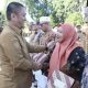 Bupati Irwan Serahkan SK Pensiun 14 ASN Purna Bhakti, 2 Diantaranya Kepala Dinas