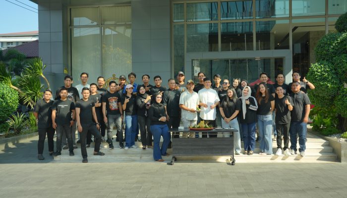 Vasaka Bagikan Daging Kurban Ke Warga Kurang Mampu