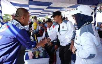 Bupati Luwu Timur Terima Penghargaan dari PGRI Sulsel atas Dukungan terhadap Guru