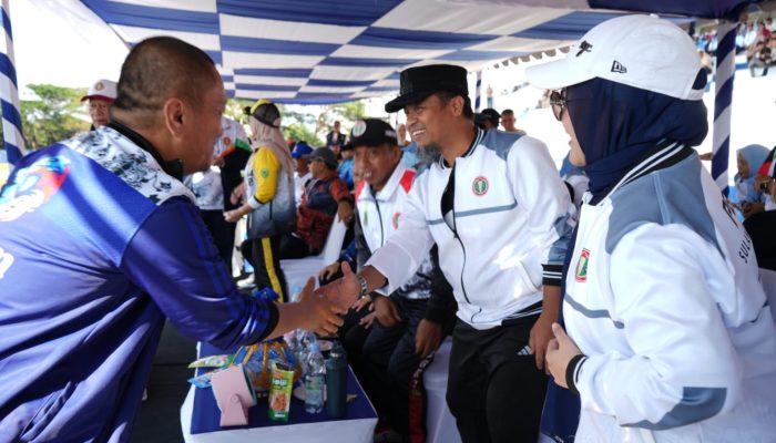 Bupati Luwu Timur Terima Penghargaan dari PGRI Sulsel atas Dukungan terhadap Guru
