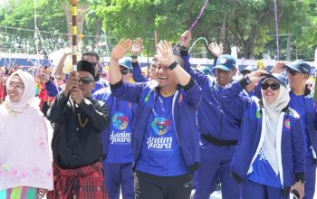 Pimpin Langsung Defile Porsenijar 2026, Bupati Luwu Timur Bakar Semangat Ribuan Guru