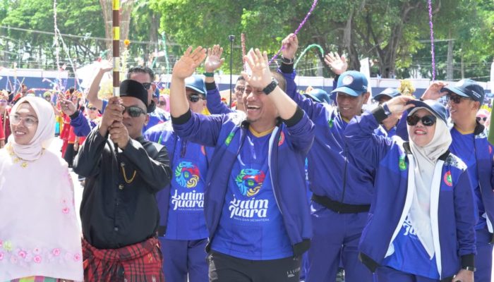 Pimpin Langsung Defile Porsenijar 2026, Bupati Luwu Timur Bakar Semangat Ribuan Guru
