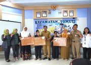 Senyum Bahagia Lansia Towuti, Bantuan Rp3 Juta Mulai Cair Lewat Kartu ATM