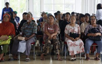 Tak Lagi Bingung Biaya Berobat, Lansia Tomoni Sambut Bantuan dengan Air Mata Syukur