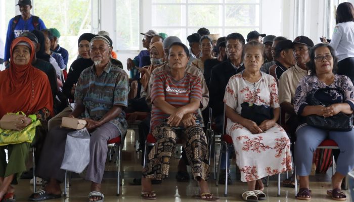 Tak Lagi Bingung Biaya Berobat, Lansia Tomoni Sambut Bantuan dengan Air Mata Syukur