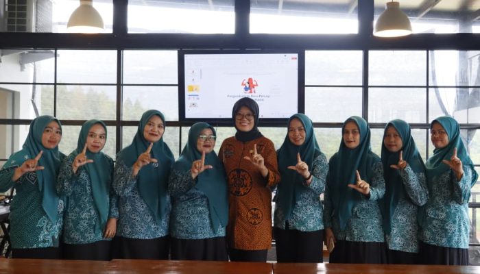 Kadis Kominfo-SP Bekali Pengurus PKK dan Aparat Desa Balantang Keterampilan Public Speaking