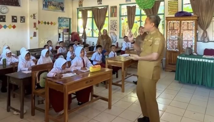 Roadshow Pembagian Seragam Gratis Berlanjut, Bupati Jeneponto Tinjau Langsung Kondisi Sekolah dan Serap Aspirasi Siswa