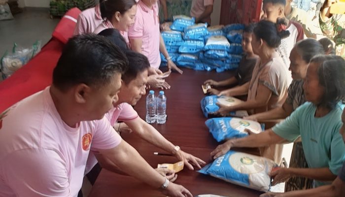 Cetiya Zhen An Kong Bagikan Ratusan Karung Beras Ke Warga Makassar