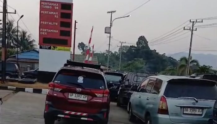 Antrean BBM Mengular, Pemkab Luwu Timur Batasi Pengisian Motor 5 Liter dan Mobil 40 Liter