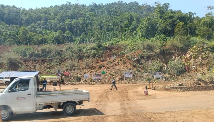 Jalur Umum Jadi Lintasan Hauling PT PUL, Izin Operasional Dipertanyakan