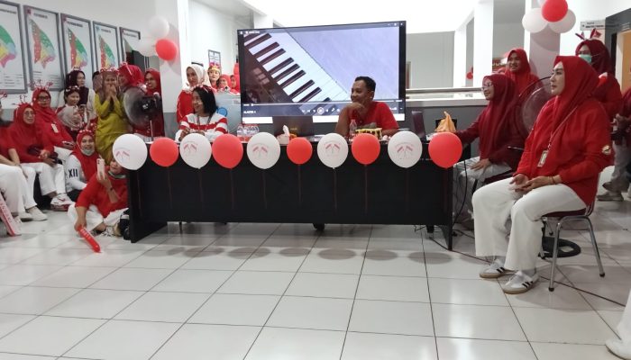 Sehari Jadi Penyanyi, Sehari Jadi Perias: Puskesmas Malili Rayakan Kemerdekaan dengan Lomba