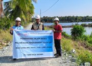 PT Tizar Tirzia Trizardi Perkuat Akses Pelabuhan Salociu, Jalan Warga Desa Ussu Dikerikil