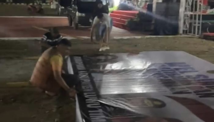 Tak Cukup Instruksi, Kadis PMD Lutim Ikut Pasang Baliho hingga Malam