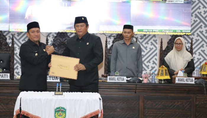 Bupati Irwan Sampaikan Pendapat Akhir Ranperda Penyertaan Modal Perumdam Waemami