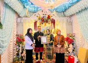 UPT DPPKB Sendana Serahkan Sertifikat Elsimil kepada Pasangan Pengantin di Desa Binanga