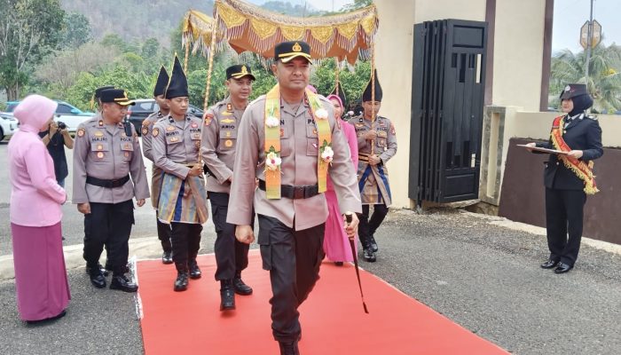 Disambut Langsung AKBP Ario Putranto, AKBP Irwan Kurnadi Disambut Tarian Padduppa dan Gerbang Pedang Pora