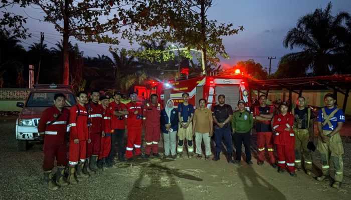 Sigap Cegah Api Meluas, Warga Parumpanai Bersama Tim Gabungan Padamkan Kebakaran