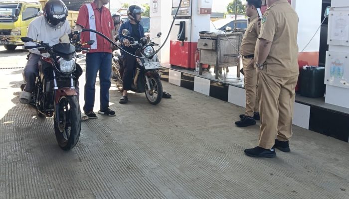 Tindak Lanjut Laporan Warga: Kepala Disdagkop UKM Lutim Turun Langsung Sidak SPBU dan Pengecer Botolan