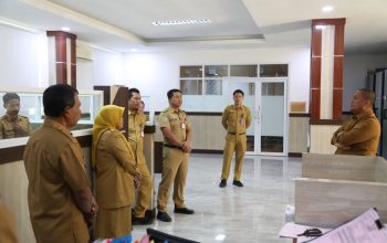 Sidak Singkat Bupati Irwan, Beasiswa Hingga Bersihnya Ruangan Prokopim Jadi Sorotan
