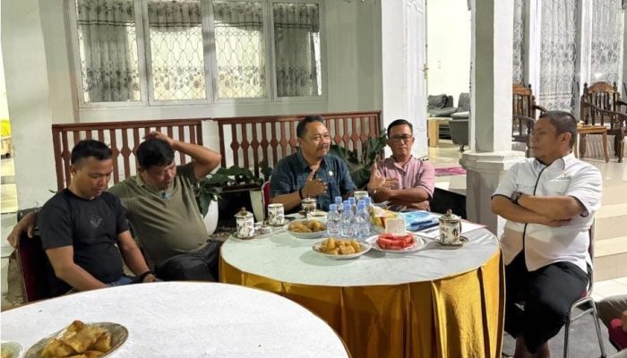 Tanpa Sekat, Bupati Lutim Dengar Langsung Aspirasi Warga Angkona di Halaman Rumah Jabatan Camat
