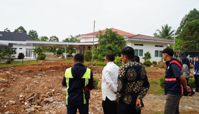 Pastikan Tepat Waktu, Bupati Irwan Pantau Langsung Renovasi Rumah Jabatan