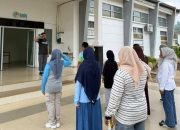 Semangat Kebersamaan, Kadis PMD Turun Langsung Bersihkan Lingkungan Kantor Setiap Jumat